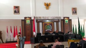 Rapat Paripurna Dewan, Pj Bupati Konawe Harmin Ramba Serahkan Dua Raperda