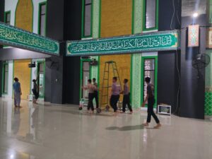 Bersama Warga, Polres Konawe Bersihkan Masjid Agung Babussalam