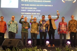 Bersama Dirut Bank Bahteramas, Pj Bupati Konawe Harmin Ramba Terima Penghargaan TOP BUMD Awards di Jakarta