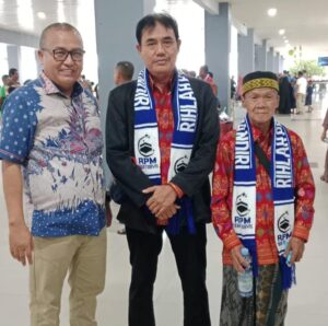 Ketua DPRD Konawe Ardin Wujudkan Impian Seorang Lansia Dengan Berangkatkan Umroh