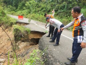 Kapolsek Meluhu Cek Kondisi Jalan yang Longsor Akibat Diguyur Hujan