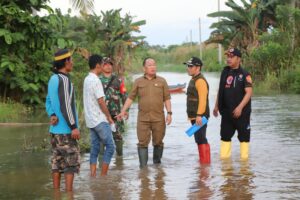 Pj Bupati Harmin Ramba Salurkan Bantuan Korban Banjir Waworaha: Perbaikan Tanggul Segera Dilaksanakan