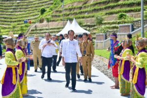 Presiden Jokowi Disambut Tarian Mondotambe Khas Suku Tolaki Saat Tiba di Bendungan Ameroro