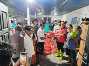 Sambangi Posko Bencana Banjir, Wakil Ketua DPRD Konawe Salurkan 200 Paket Bantuan