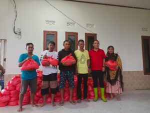 Wakil Ketua DPRD Konawe Rusdianto Kembali Berikan Bantuan Sembako Korban Banjir di Lambuya
