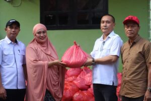 Wakil Ketua DPRD Konawe Rusdianto Kembali Salurkan Bantuan di Lokasi Banjir Kecamatan Anggalomoare