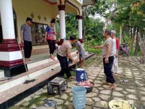 Bakti Religi Polsek Wonggeduku Bersihkan Vihara Bersama Umat Budha