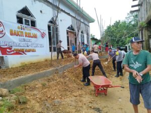 Sambut Hari Bhayangkara ke-78, Polsek Sampara Gelar Pembersihan Masjid