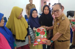 Pj Bupati Konawe Kunjungan Kerja di Kecamatan Besulutu, Salurkan 2,5 Ton Beras