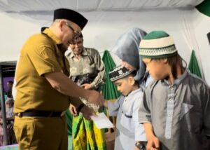 Pj Bupati Konawe Harmin Ramba Berikan Santunan Kepada Anak Yatim di Tongauna Utara