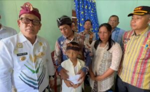 Orang Tua Bocah Penderita Sakit Jantung Bocor Terima Bantuan dari Pj Bupati Konawe Harmin Ramba