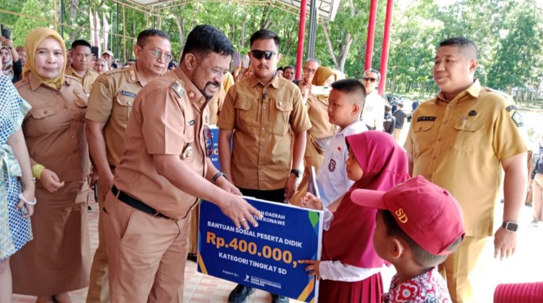 Pemkab Konawe Serahkan Bantuan Sosial Kepada Murid Sekolah Dasar dan Menengah