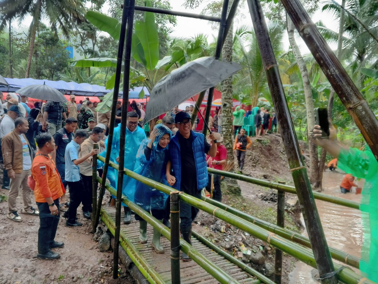 “Sepasang Kekasih” di Jembatan Baduy Kecil Pada Peringatan HKSN 2024